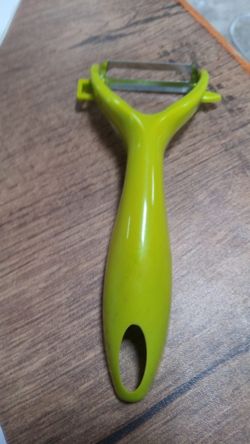 Sturdy stainless steel peeler for peeling fruits and vegetables, ideal for everyday kitchen use. Sturdy stainless steel peeler for peeling fruits and vegetables, ideal for everyday kitchen use.